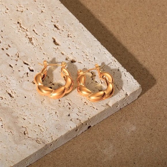 18k Gold Plated Elegant Minimalist textured Hoop Earrings - Picture 6 of 10